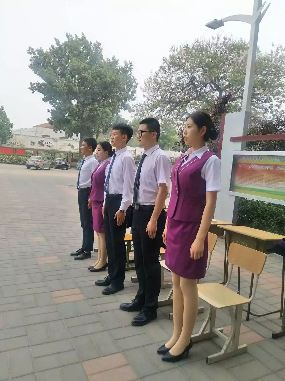 學(xué)校禮儀隊(duì) 行為的榜樣，顏值的擔(dān)當(dāng)，餐廳服務(wù)的典范